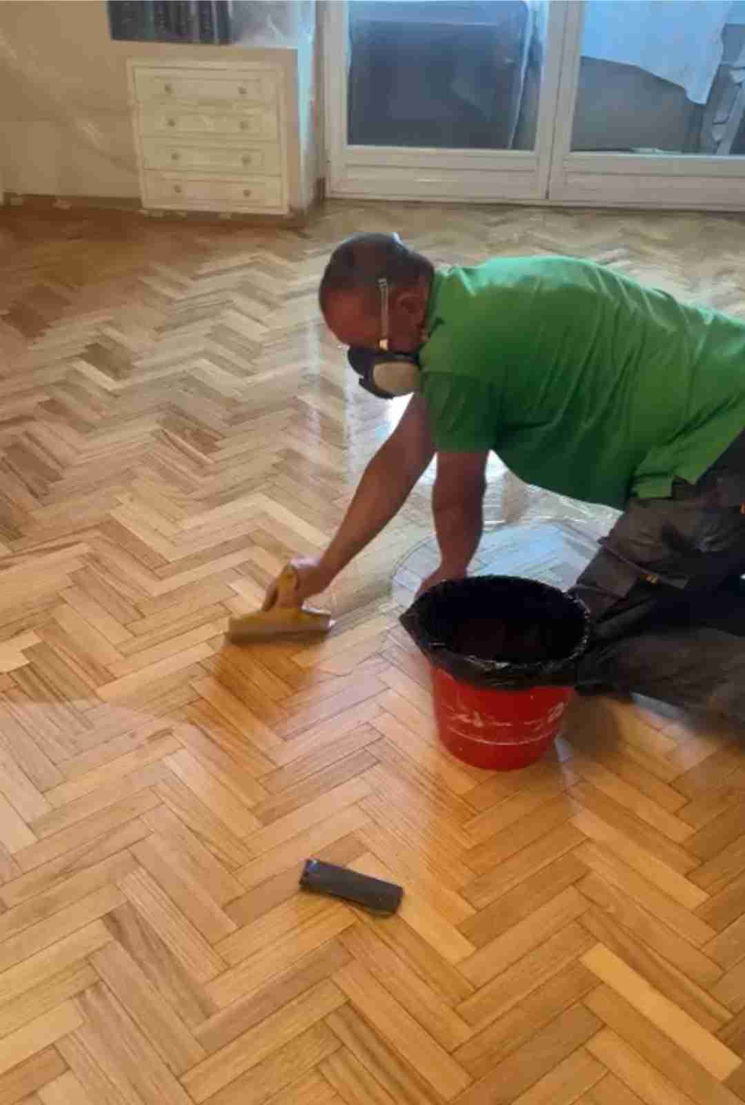 Lijado y barnizado al agua. La nueva vida de tus suelos de madera